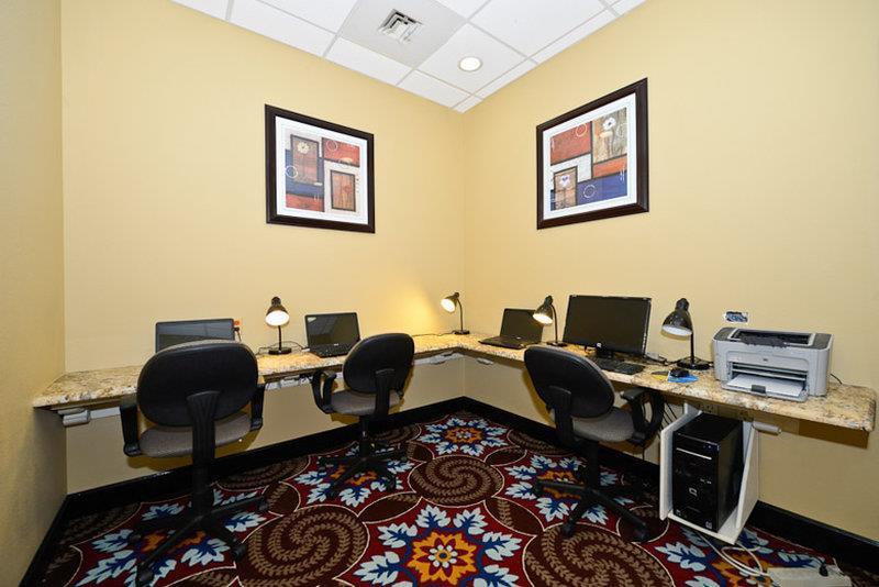 Causeway Bay Hotel Lansing Facilidades foto